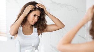Fatores hormonais, emocionais e nutricionais podem influenciar diretamente a saúde dos fios e contribuir para a queda de cabelo (Imagem: Prostock-studio | Shutterstock)