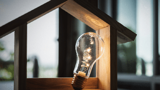 Embora pareçam inofensivas, quedas rápidas de energia também podem danificar eletrodomésticos e aparelhos eletrônicos (Imagem: sommart sombutwanitkul | Shutterstock)