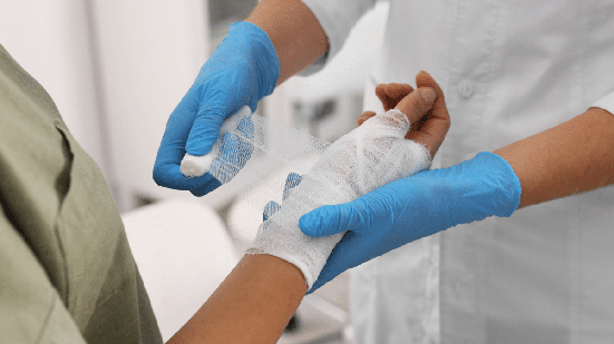 Cuidados adotados logo após a queimadura podem fazer toda a diferença na recuperação (Imagem: New Africa | Shutterstock)