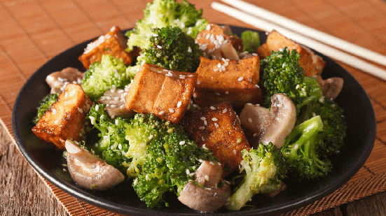 Tofu refogado com brócolis e cogumelos (Imagem: Sergii Koval | Shutterstock)