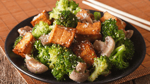 Tofu refogado com brócolis e cogumelos (Imagem: Sergii Koval | Shutterstock)