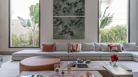 Decorar a parede atrás do sofá agrega valor à sala de estar (Projeto: Patricia Penna Arquitetura & Design | Imagem: Leandro Moraes)