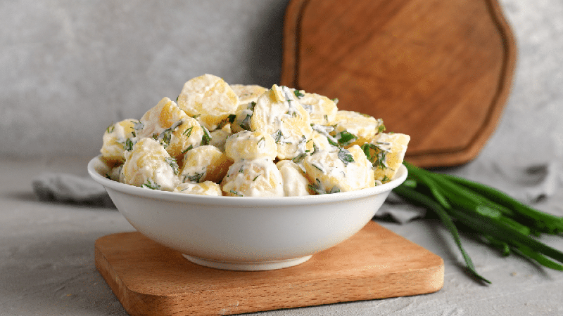 Quer deixar a salada de batata mais leve? Veja como usar iogurte no lugar da maionese