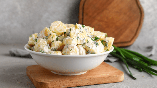 Salada de batata com molho de iogurte (Imagem: Pixel-Shot | Shutterstock)