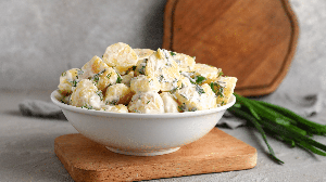 Salada de batata com molho de iogurte (Imagem: Pixel-Shot | Shutterstock)