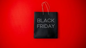 Mesmo com o entusiasmo das compras, é preciso estar atento para fazer escolhas seguras e conscientes na Black Friday (Imagem: Margarita Shchipkova | Shutterstock)