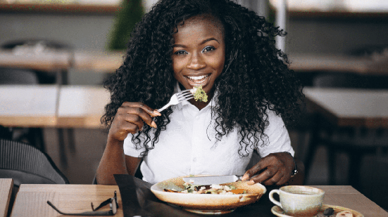 A reeducação alimentar ajuda a eliminar gordura abdominal (Imagem: PH888 | Shutterstock)