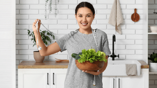 Emagrecer com saúde envolve alimentação equilibrada, atividade física e hábitos sustentáveis (Imagem: Pixel-Shot | Shutterstock)