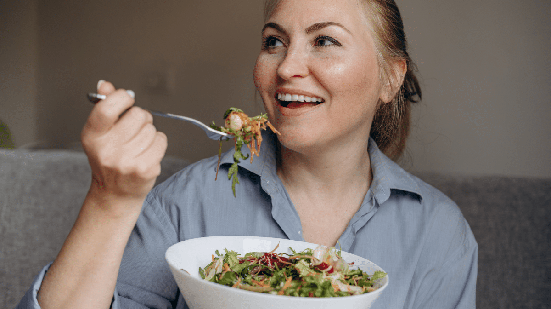 Manter uma alimentação variada, sono adequado, hidratação e atividade física regular ajuda o organismo a responder melhor às infecções (Imagem: Elena.Katkova | Shutterstock)