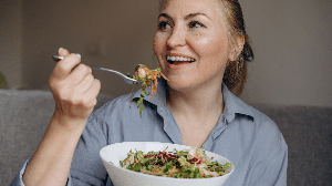 Manter uma alimentação variada, sono adequado, hidratação e atividade física regular ajuda o organismo a responder melhor às infecções (Imagem: Elena.Katkova | Shutterstock)