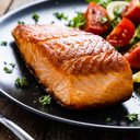 Salmão grelhado ao vinho branco (Imagem: Jacek Chabraszewski | Shutterstock)