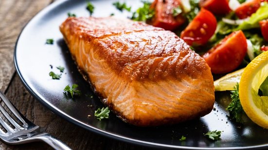 Salmão grelhado ao vinho branco (Imagem: Jacek Chabraszewski | Shutterstock)