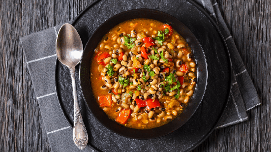 Sopa de feijão-fradinho com legumes (Imagem: from my point of view | Shutterstock)