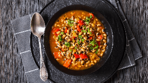 Sopa de feijão-fradinho com legumes (Imagem: from my point of view | Shutterstock)