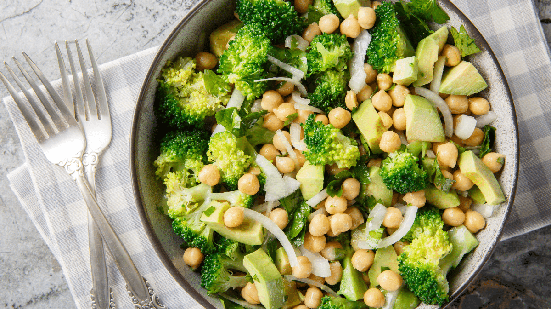 Salada de grão-de-bico com brócolis e abacate (Imagem: Sergii Koval | Shutterstock)