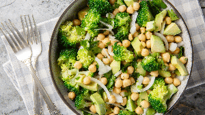 Salada de grão-de-bico com brócolis e abacate (Imagem: Sergii Koval | Shutterstock)