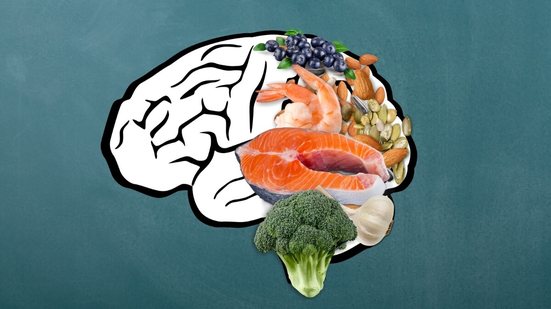 Uma alimentação equilibrada melhora a memória e a disposição, favorecendo os estudos (Imagem: Billion Photos | Shutterstock)