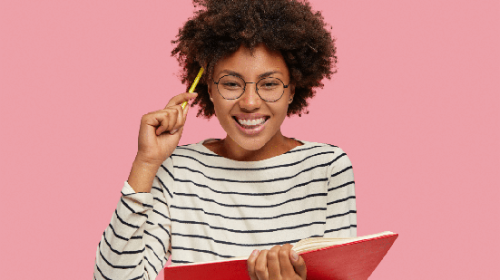 Nas últimas semanas, a preparação para a redação do Enem precisa ir além da produção textual (Imagem: Cast Of Thousands | Shutterstock)