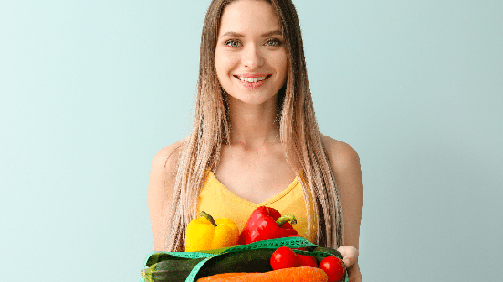A escolha de alimentos e bebidas tem impacto direto na perda de gordura abdominal (Imagem: Pixel-Shot | Shutterstock)