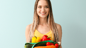 A escolha de alimentos e bebidas tem impacto direto na perda de gordura abdominal (Imagem: Pixel-Shot | Shutterstock)