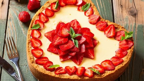 Torta de morango (Imagem: AlexeiLogvinovich | Shutterstock)