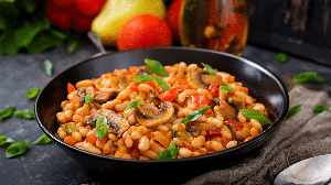 Feijão-branco com cogumelos e tomates (Imagem: Timolina | Shutterstock)