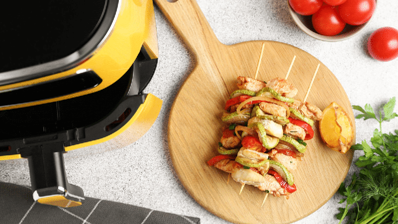 Quer um almoço rápido e saudável? Veja 5 receitas de frango na air fryer