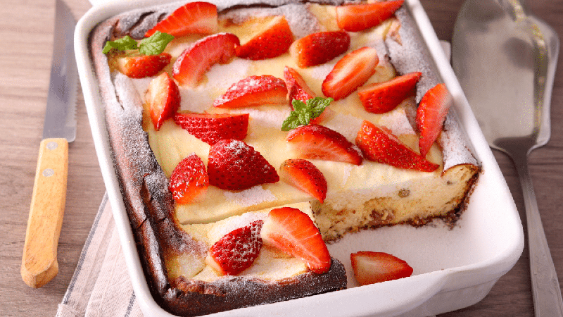 Quer um bolo fofinho para o lanche da tarde? Aprenda essa receita de morango com iogurte