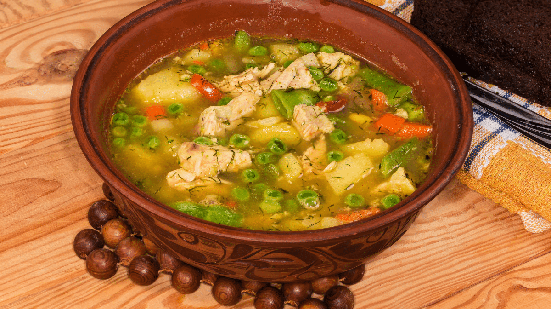 Sopa de frango com legumes (Imagem: anmbph | Shutterstock)