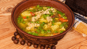 Sopa de frango com legumes (Imagem: anmbph | Shutterstock)
