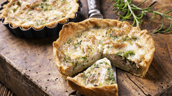 A quiche de atum é uma ótima opção para lanche da tarde (Imagem: hlphoto | Shutterstock)