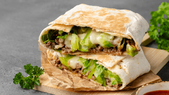 Wrap de carne moída com queijo e alface (Imagem:  Alena_Kos | Shutterstock)