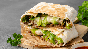 Wrap de carne moída com queijo e alface (Imagem:  Alena_Kos | Shutterstock)