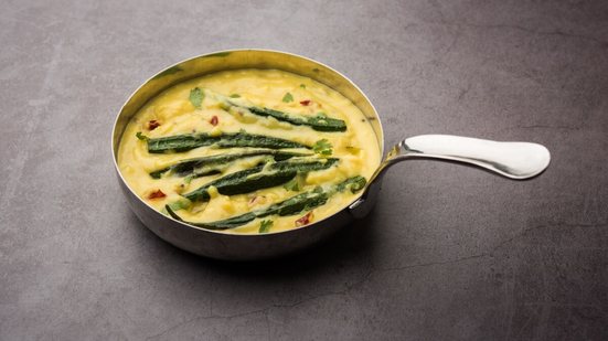 Quiabo ao molho de iogurte (Imagem: Indian Food Images | Shutterstock)