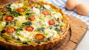Quiche de espinafre com tomate-cereja e ricota (Imagem: Lecker Studio | Shutterstock)