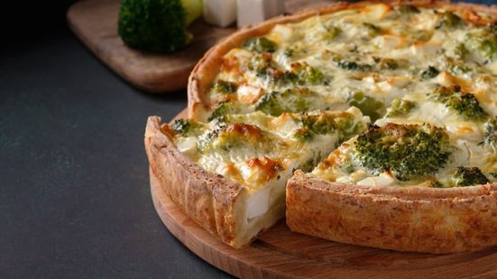 Quiche proteica de brócolis com queijo branco (Imagem: MariaZubareva | Shutterstock)