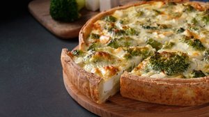 Quiche proteica de brócolis com queijo branco (Imagem: MariaZubareva | Shutterstock)