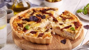 Quiche proteica de frango com tomate seco (Imagem: natkinzu | Shutterstock)