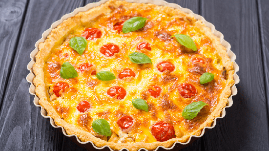 A quiche proteica é uma ótima opção para um jantar prático sem abrir mão da alimentação equilibrada (Imagem: AlexeiLogvinovich | Shutterstock)