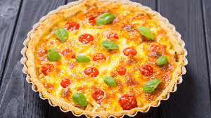 A quiche proteica é uma ótima opção para um jantar prático sem abrir mão da alimentação equilibrada (Imagem: AlexeiLogvinovich | Shutterstock)