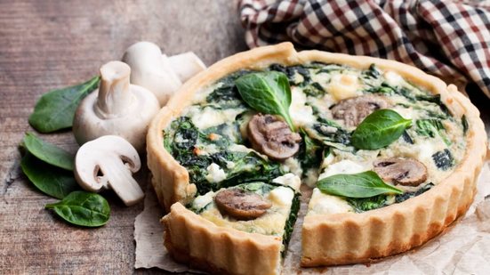 Quiche de espinafre e cogumelo (Imagem: Elena Zajchikova | Shutterstock)