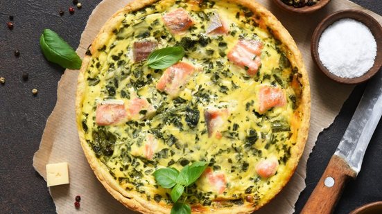 Quiche de salmão com espinafre (Imagem: zefirchik06 | Shutterstock)