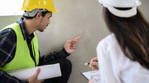 Nem todas as rachaduras em paredes representam perigo, mas algumas merecem atenção imediata (Imagem: Cat Box | Shutterstock)