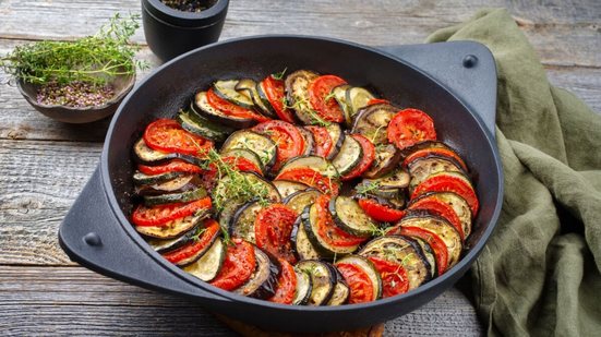 Ratatouille simples (Imagem: hlphoto | Shutterstock)