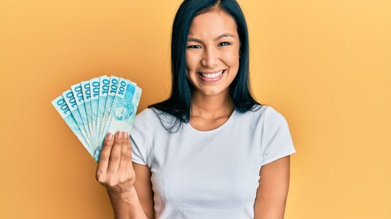 O 13º salário deve ser utilizado com estratégia para evitar dívidas (Imagem: Krakenimages.com | Shutterstock)