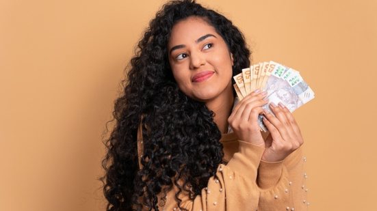 Saber como usar o 13º salário evita dívidas no próximo ano (Imagem: Vergani Fotografia | Shutterstock)