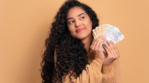 Saber como usar o 13º salário evita dívidas no próximo ano (Imagem: Vergani Fotografia | Shutterstock)