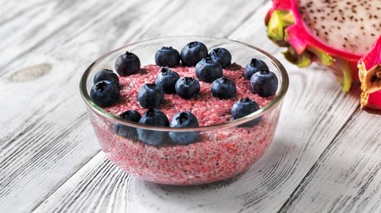 Pudim de chia com pitaya (Imagem: costioculescu | Shutterstock)