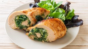 Peito de frango recheado com espinafre (Imagem: gowithstock | Shutterstock)