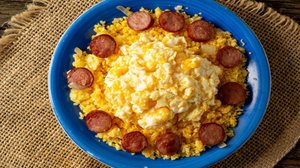 Cuscuz com ovos mexidos e calabresa (Imagem: Estudio Originar | Shutterstock)